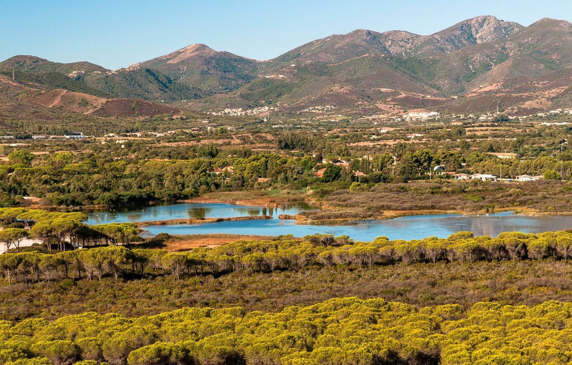 Stagno E Paesaggio Agrustos